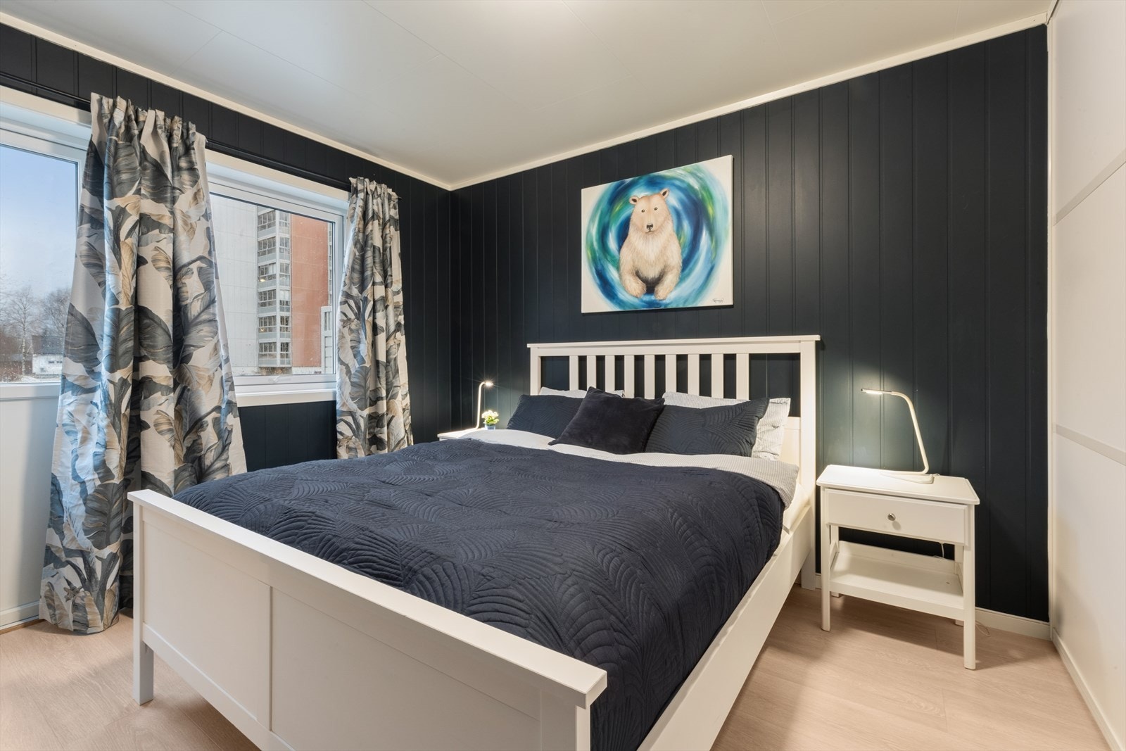 Hovedsoverommet har god plass til dobbeltseng og tilhørende møblement. Skyvedørsgarderobe og utgang til terrasse og hage. Galleribilde