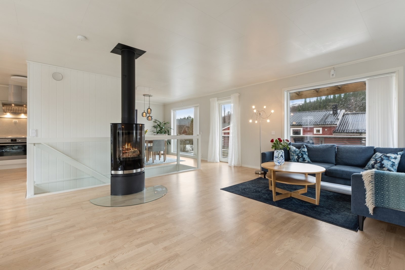 Åpen romslig stue med store vindusflater som slipper i godt med naturlig lys inn. Galleribilde