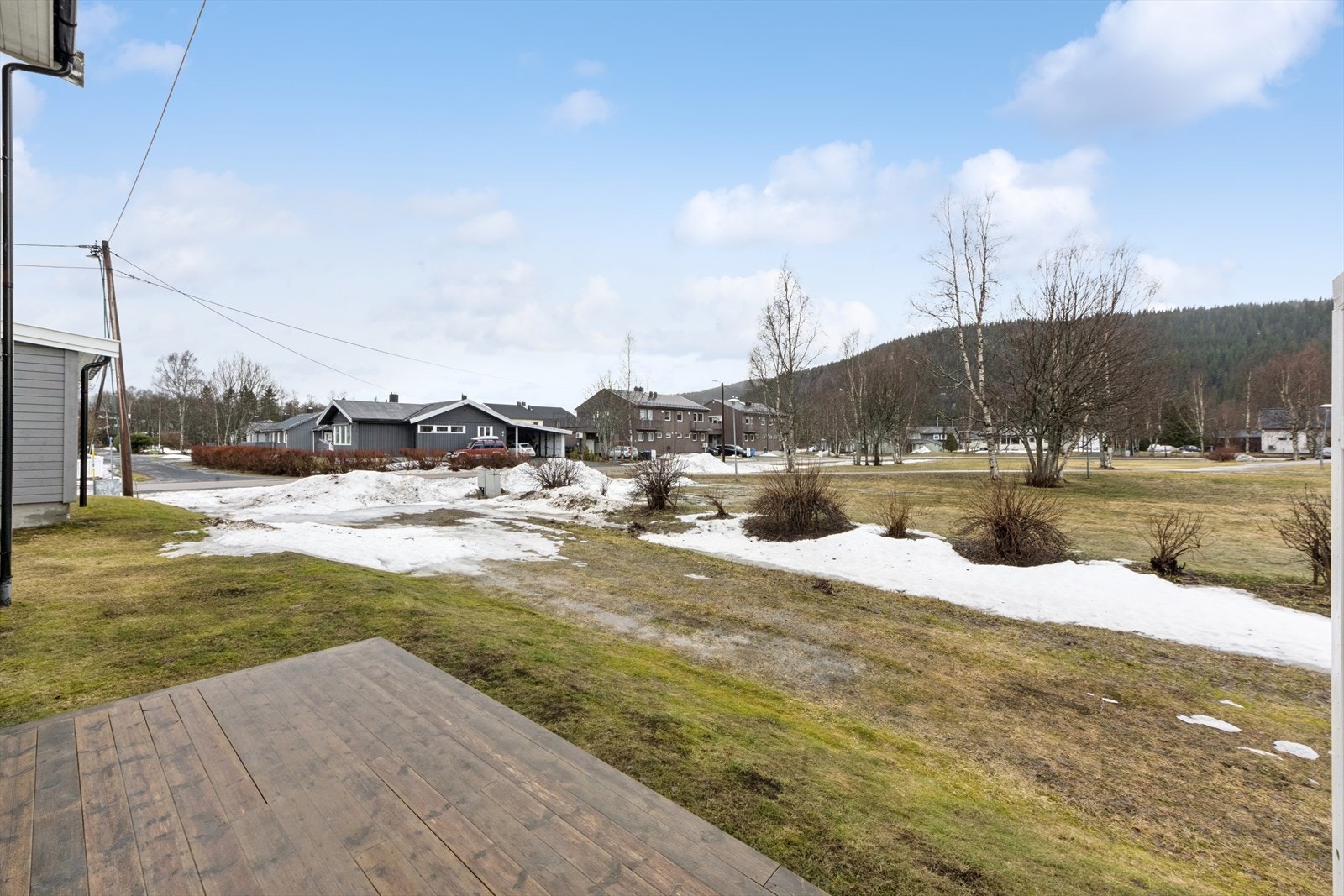 Markterrasse og hage. Utgang fra soverom. Galleribilde