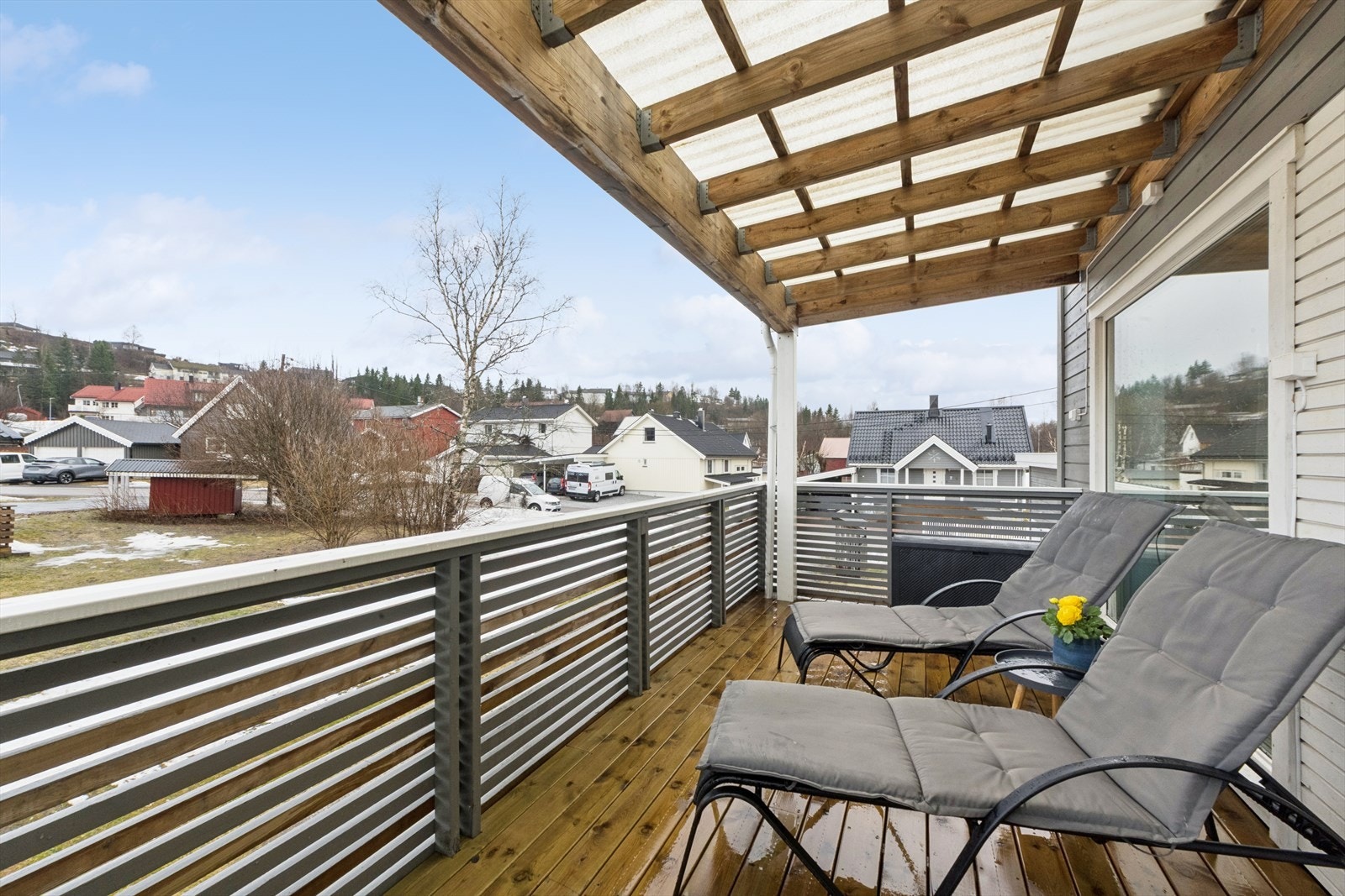 Overbygget altan med god plass til utemøbler. Galleribilde