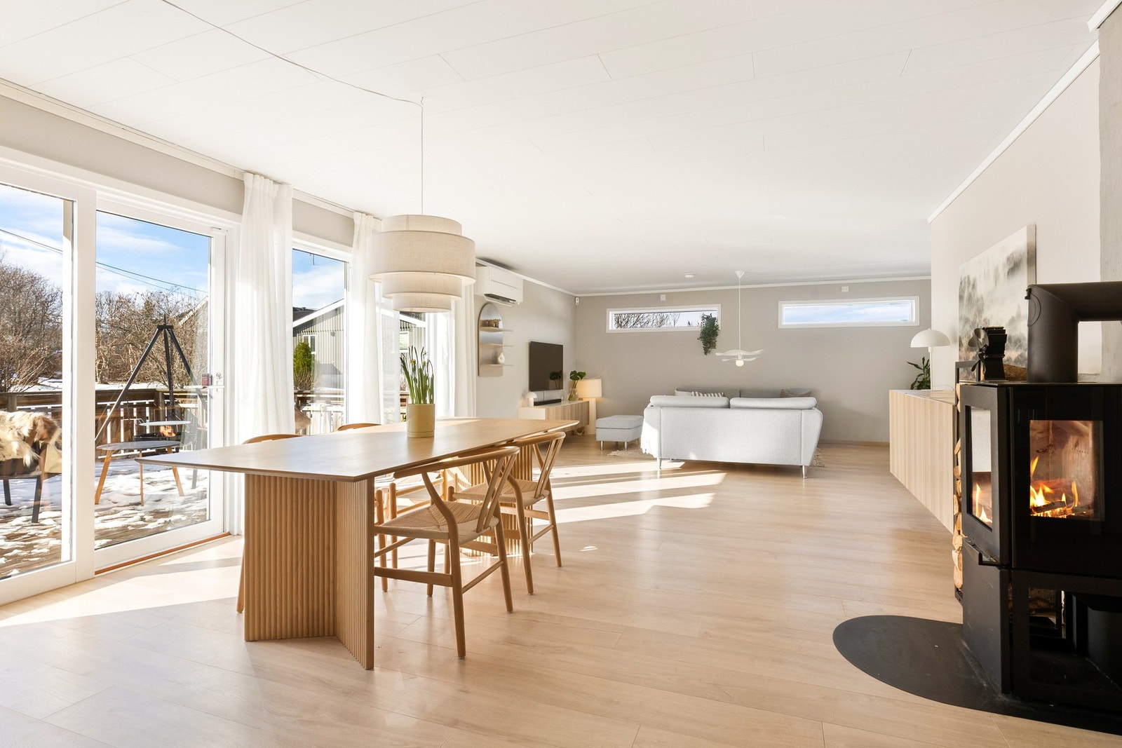 Boligen har en moderne stil med fine uteområder Galleribilde