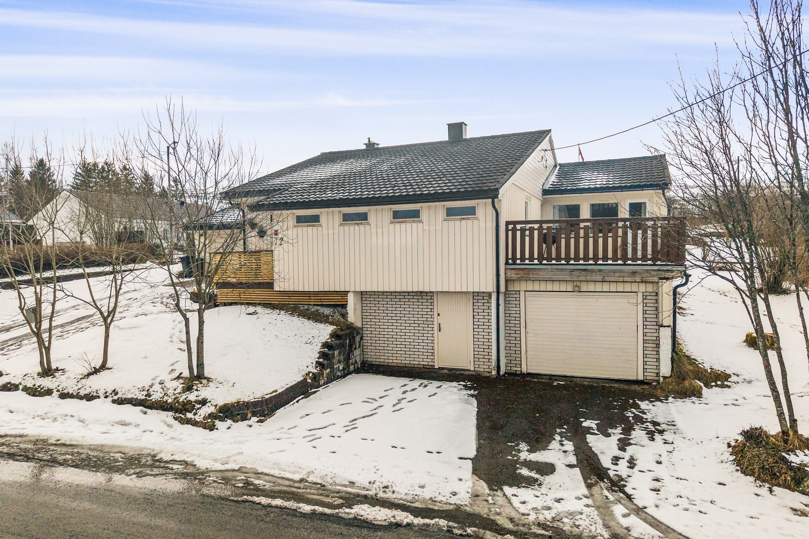 Inngang til kjeller og garasje på nedsiden av huset Galleribilde