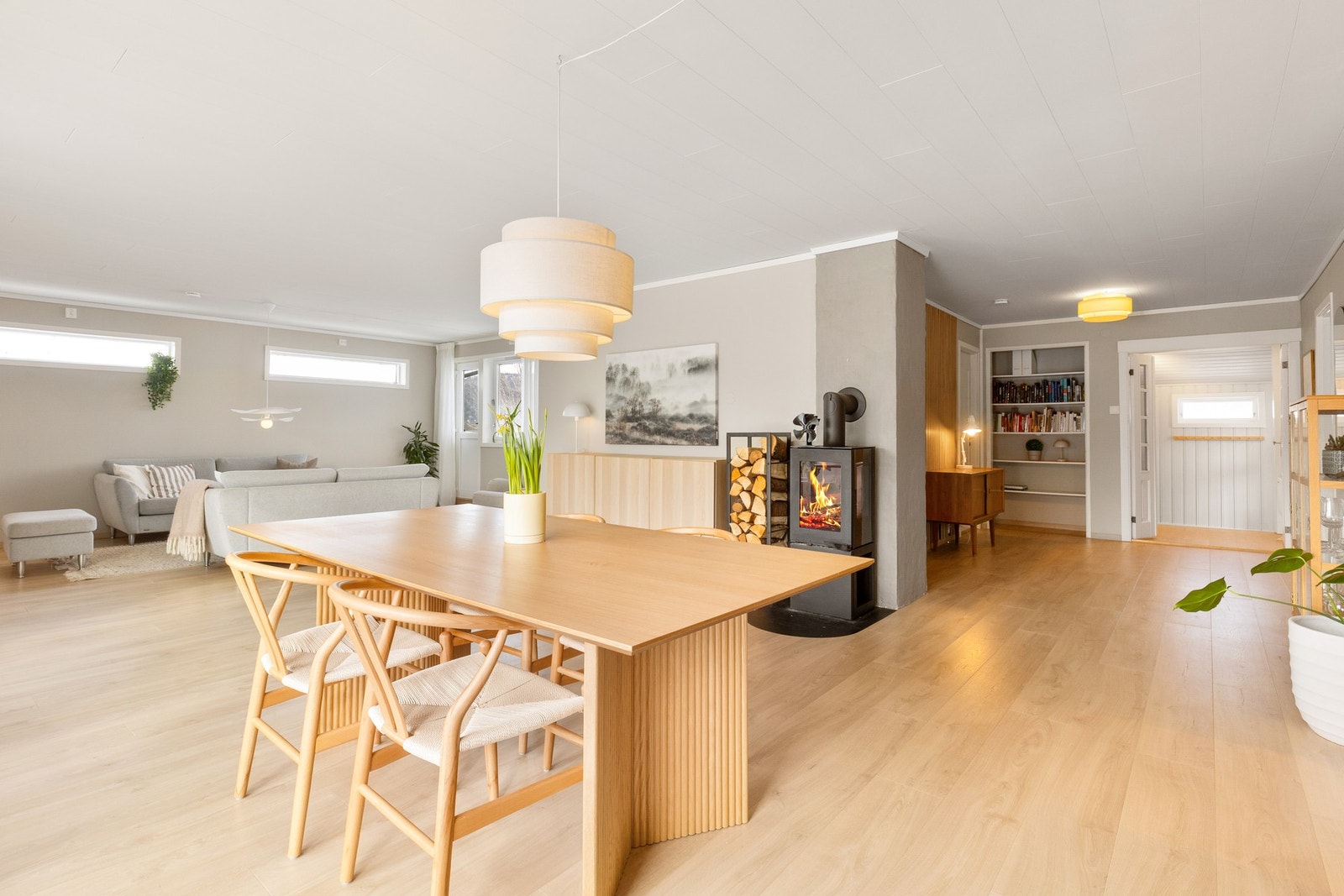 Boligen er renovert i fin moderne stil. Ny vedovn som varmer godt Galleribilde