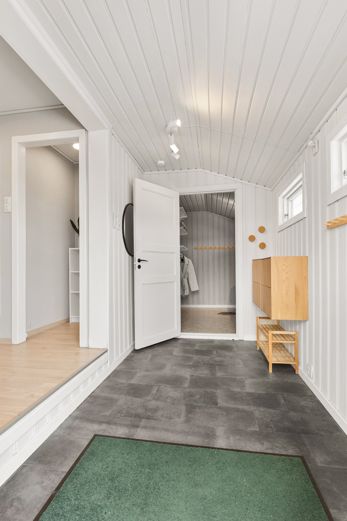 Entre med garderobe Galleribilde