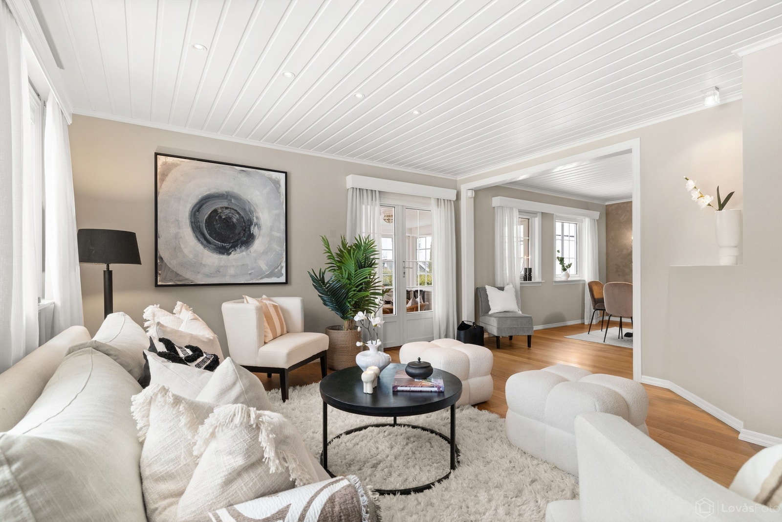 Fra stuen er det via doble terrassedører utgang innglasset terrasse Galleribilde
