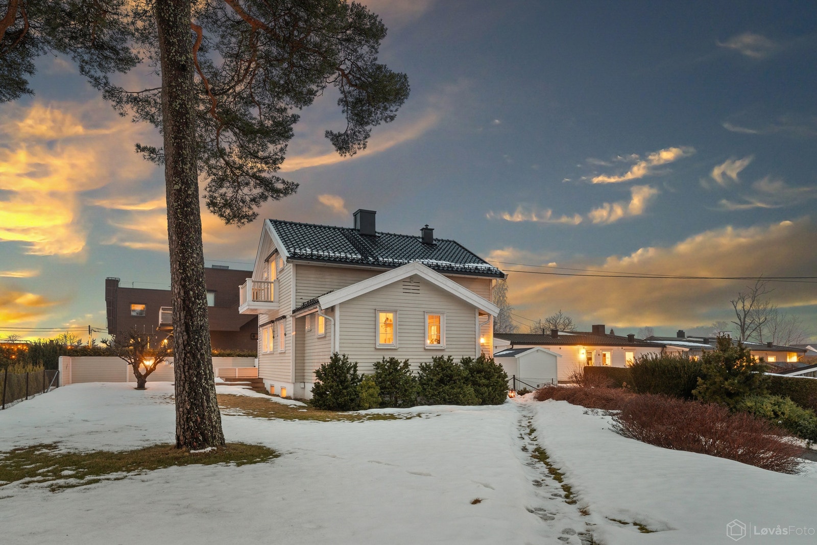 Velkommen til Bernt Knudsens vei 11 - En sjarmerende og innholdsrik enebolig med stor garasje og romslig tomt Galleribilde