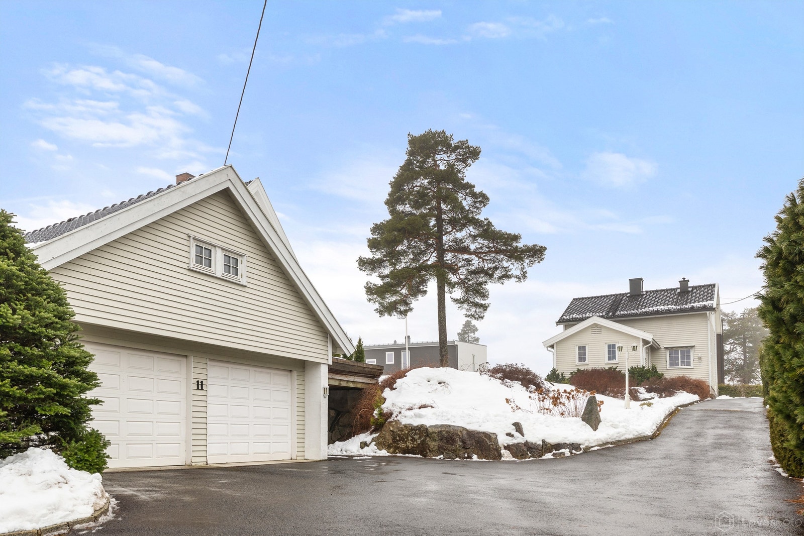 Stor frittliggende dobbelgarasje på 40 kvm. Egen utvendig adkomst til loftetasje på 28 kvm (gulvareal på 46 kvm) med rikelig med lagringsplass.
Biloppstillingsplasser på gårdsplassen Galleribilde