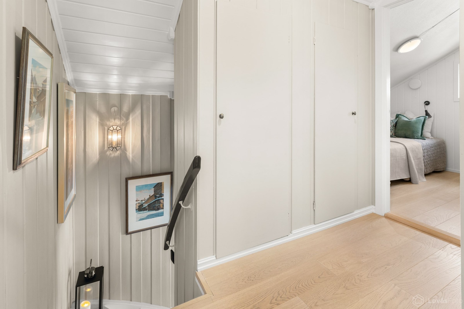 Trappegang med 1-stavs parkett og innebygde skap Galleribilde