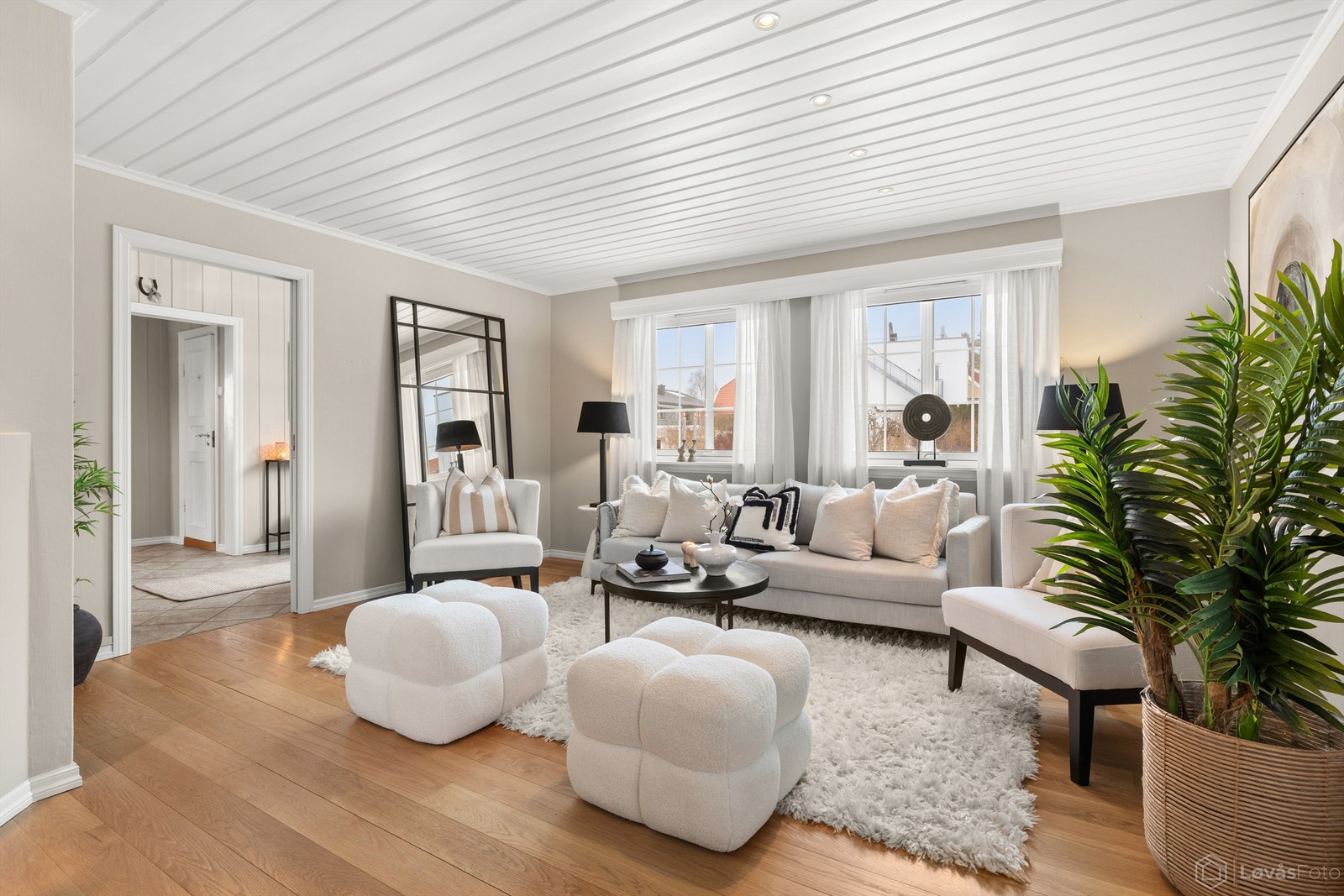 Stue med 1-stavs heltre eikeparkett og noe downlights i himling Galleribilde