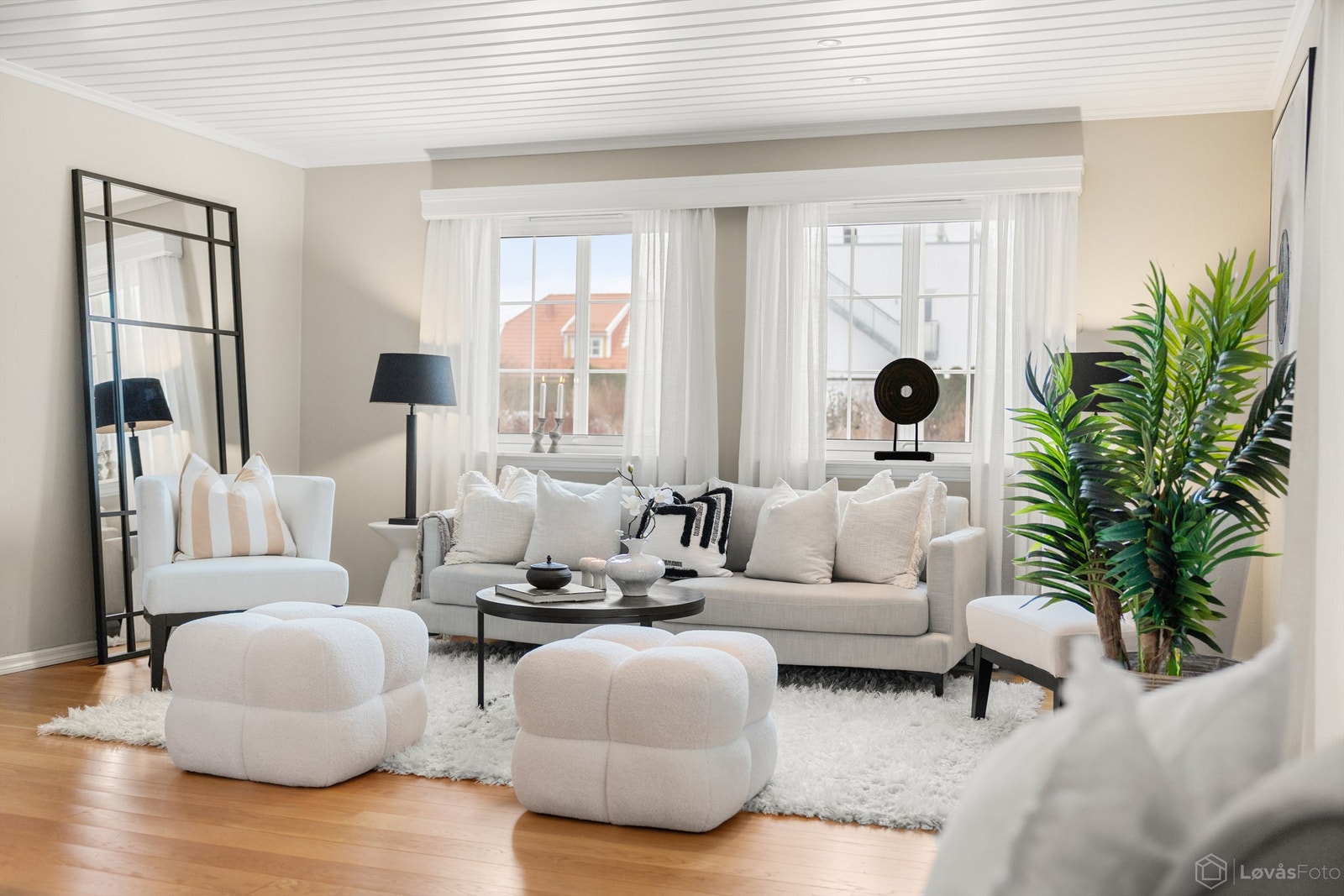 Rikelig med vindusflater mot syd gir rommet godt med lys Galleribilde