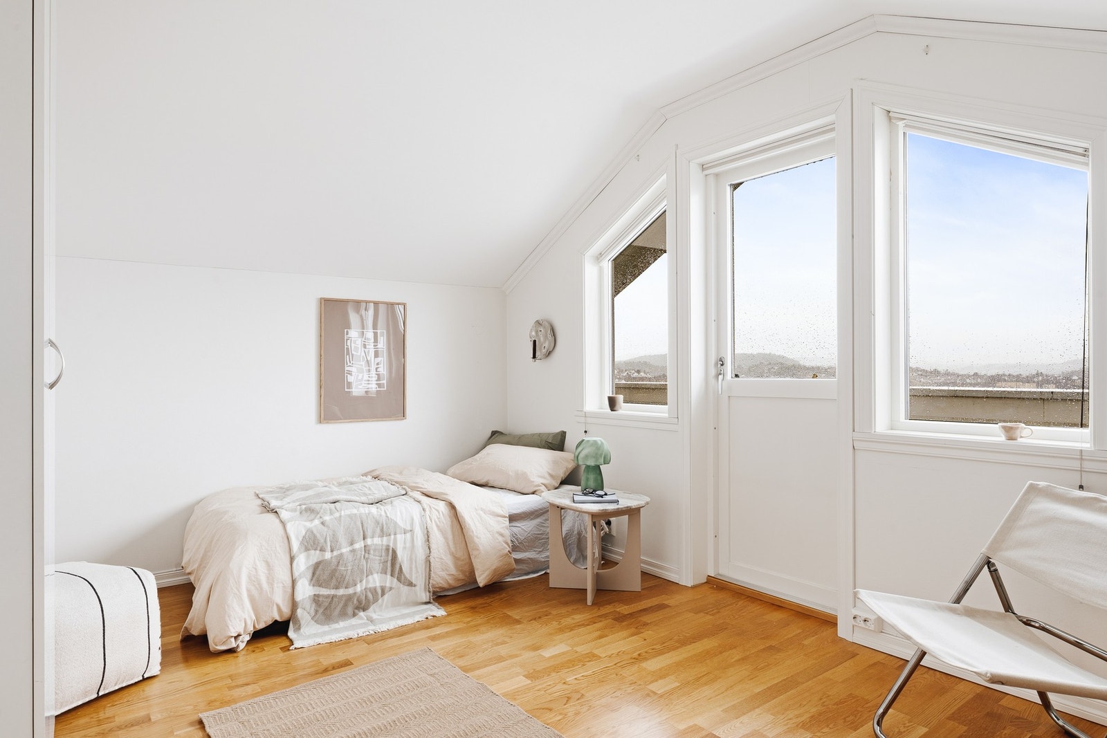 Det siste soverommet i etasjen har gode møbleringsmuligheter og fremstår som lyst og innbydende. Galleribilde