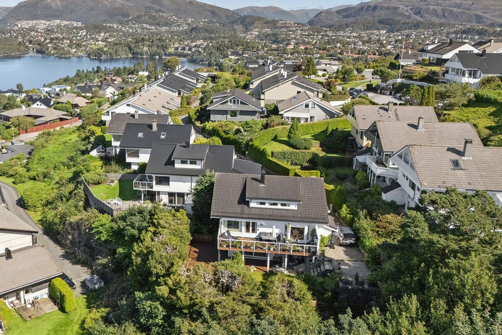 Området er kjent for sin gode bokvalitet, grønne omgivelser og nærhet til både natur og byens fasiliteter. Galleribilde