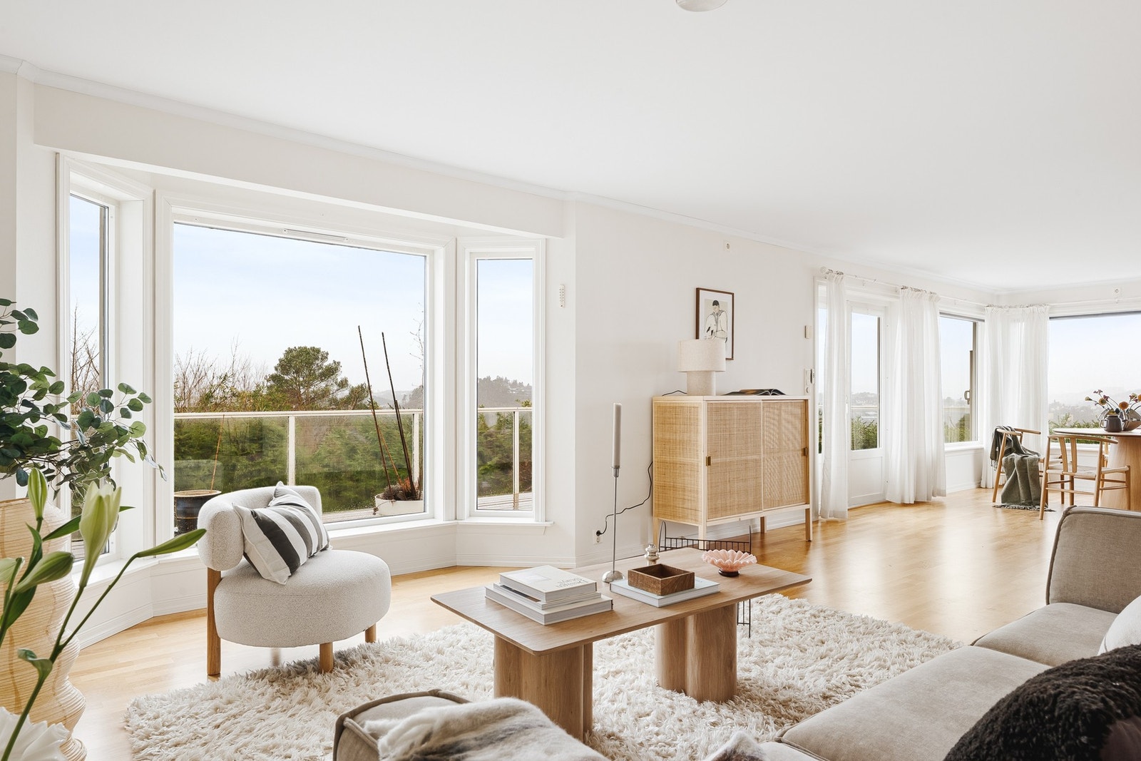 Her er det god plass til ønsket møblement, med naturlig rom for både sofagruppe og oppholdsdel. Galleribilde