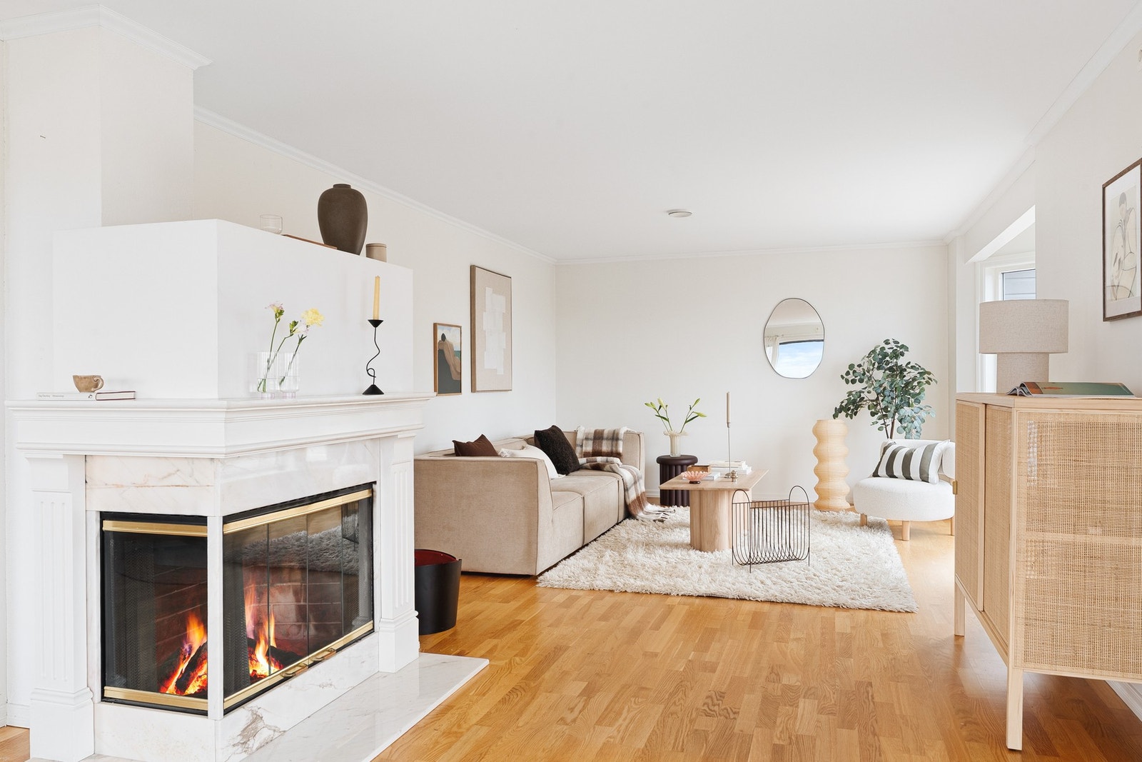 Stuen har en flott peis som bidrar til både varme og en lun atmosfære på kjølige dager. Galleribilde