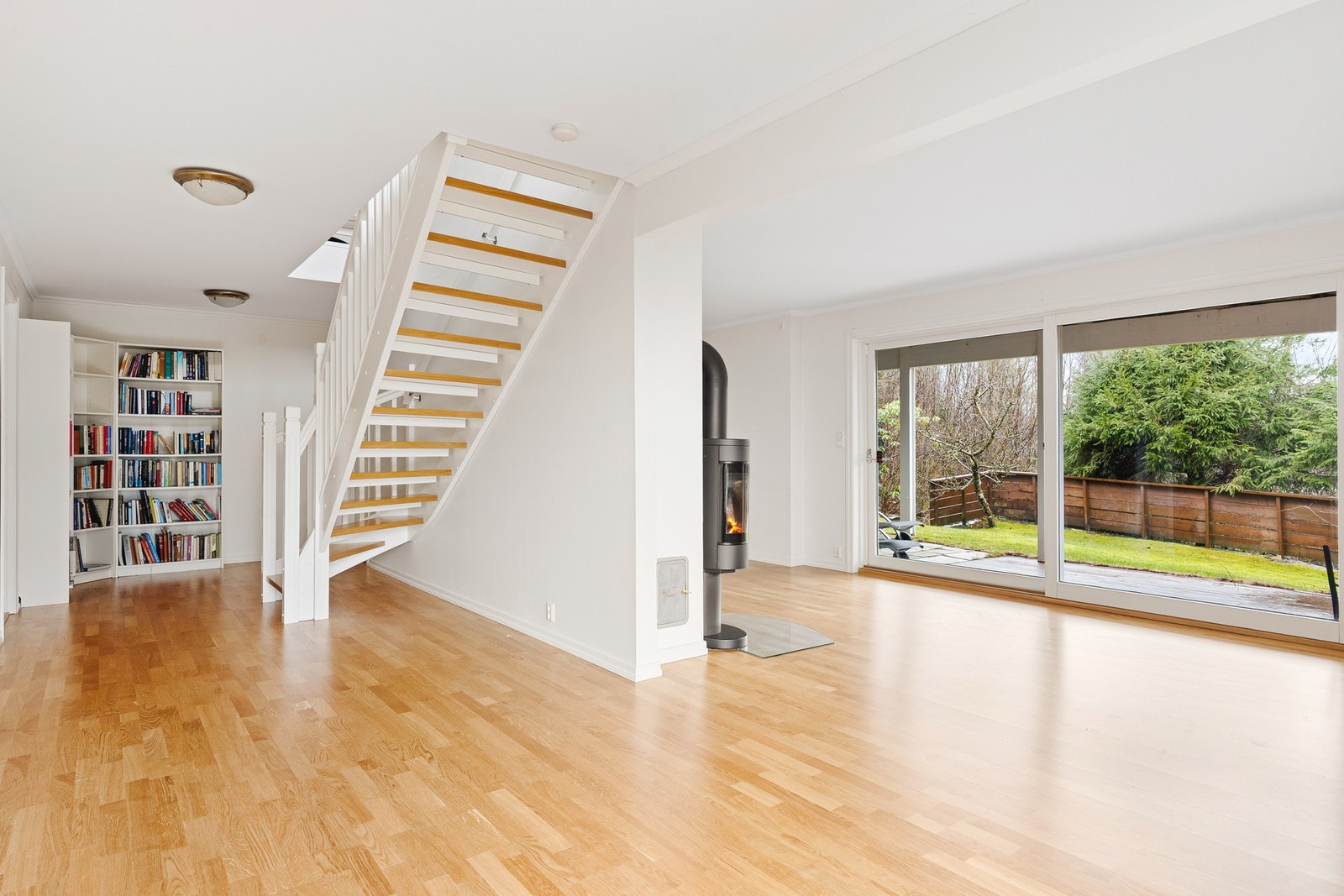 TV-stuen oppleves som svært romslig og måler 43,6 kvm, inkludert trapp/gang. Galleribilde