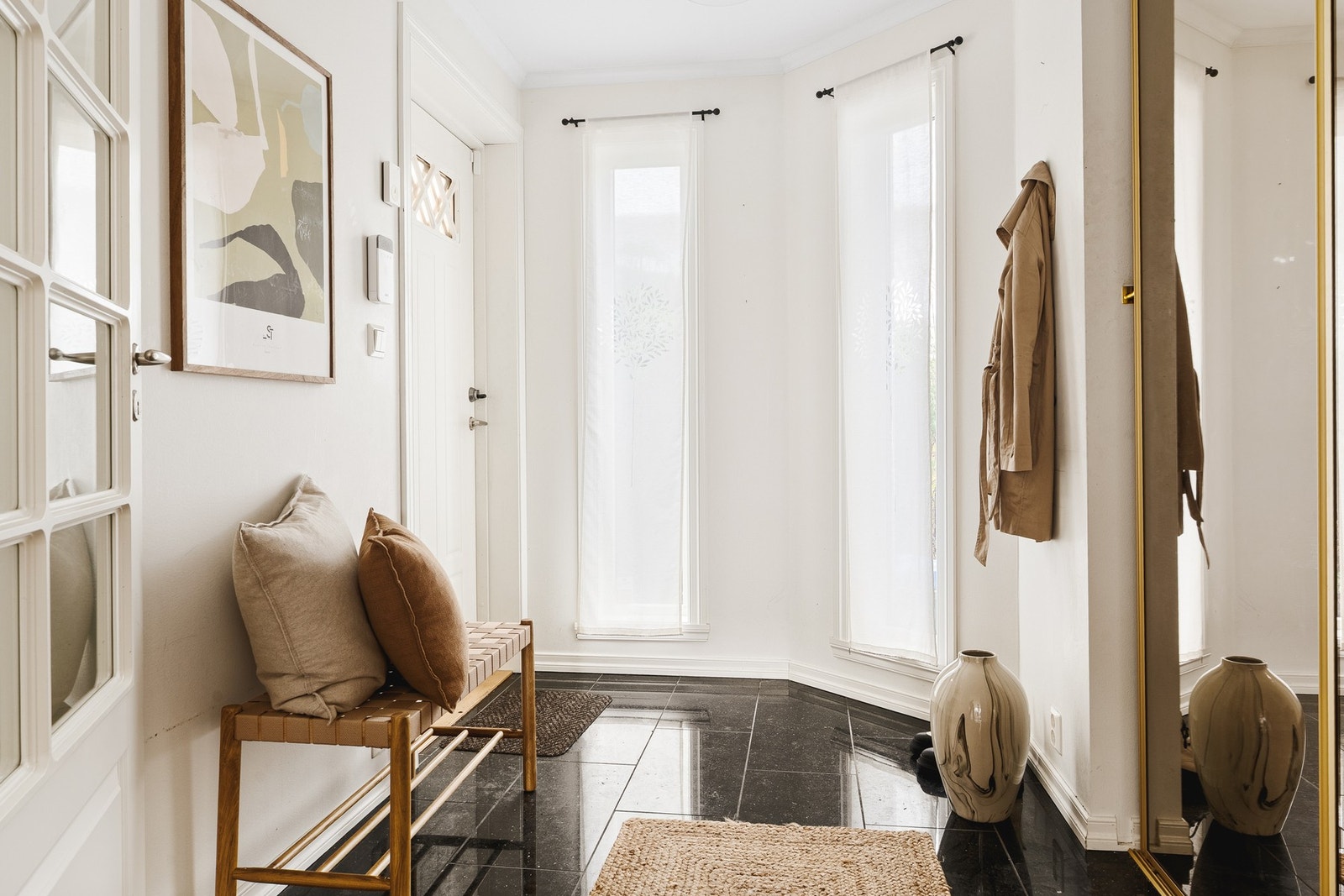 Velkommen inn! Vi starter i entréen på 6 kvm med god lagringsplass i den store skyvedørsgarderoben. Galleribilde