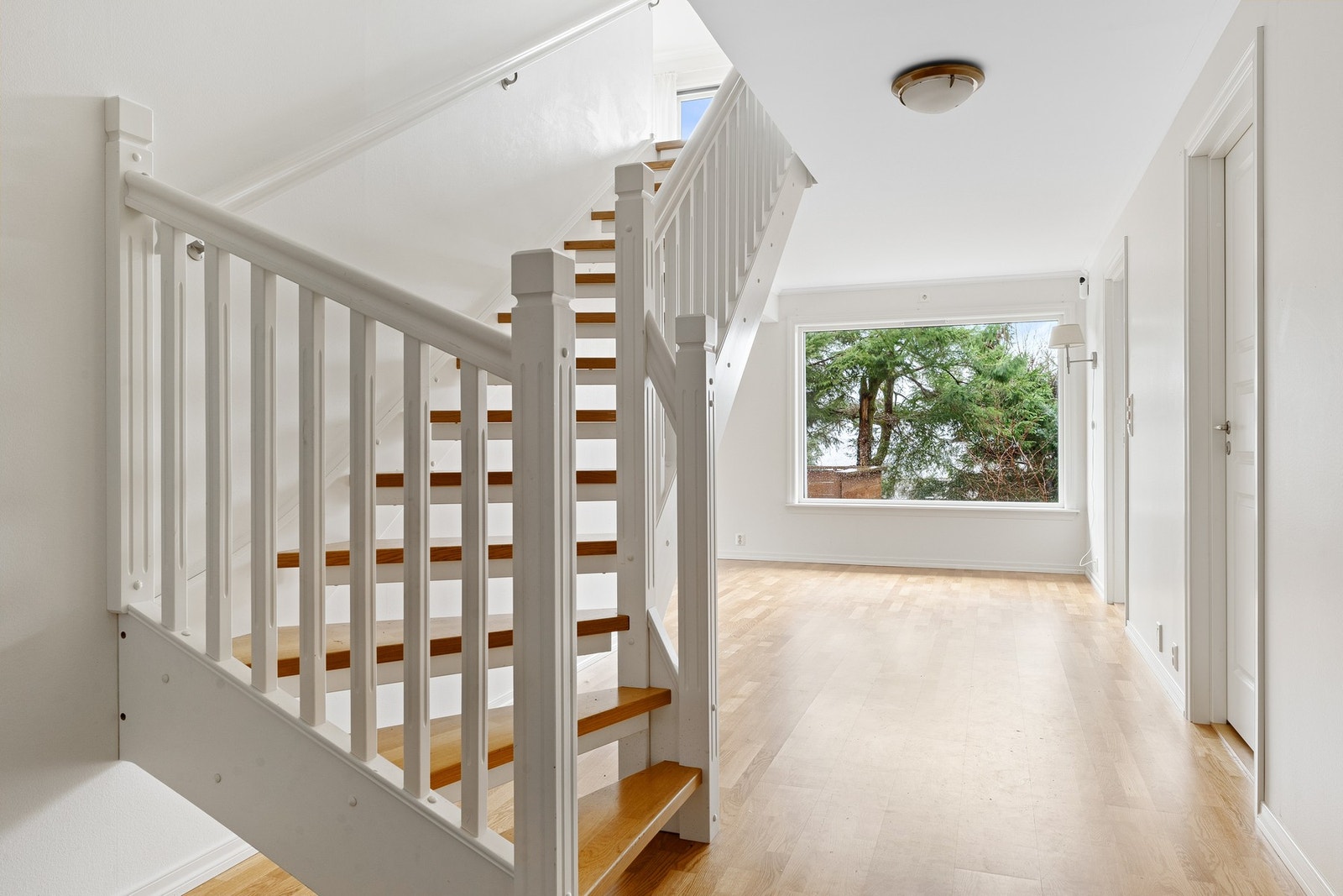 Videre kommer man til underetasjen, som inneholder soverom, TV-stue/allrom, bad, vaskerom og boder. Galleribilde