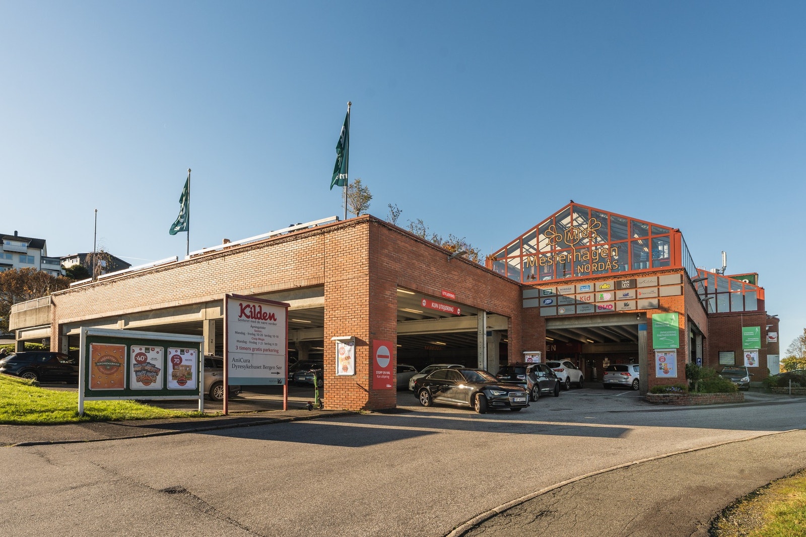 Kilden Senter ligger i nærheten og tilbyr blant annet dagligvarebutikk, apotek, frisør, restaurant, tannlegesenter og andre servicetilbud. Galleribilde