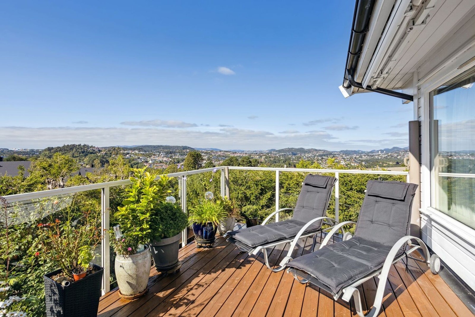 Altanen byr på gode møbleringsmuligheter og innbyr til hyggelige stunder med flott utsyn. Galleribilde