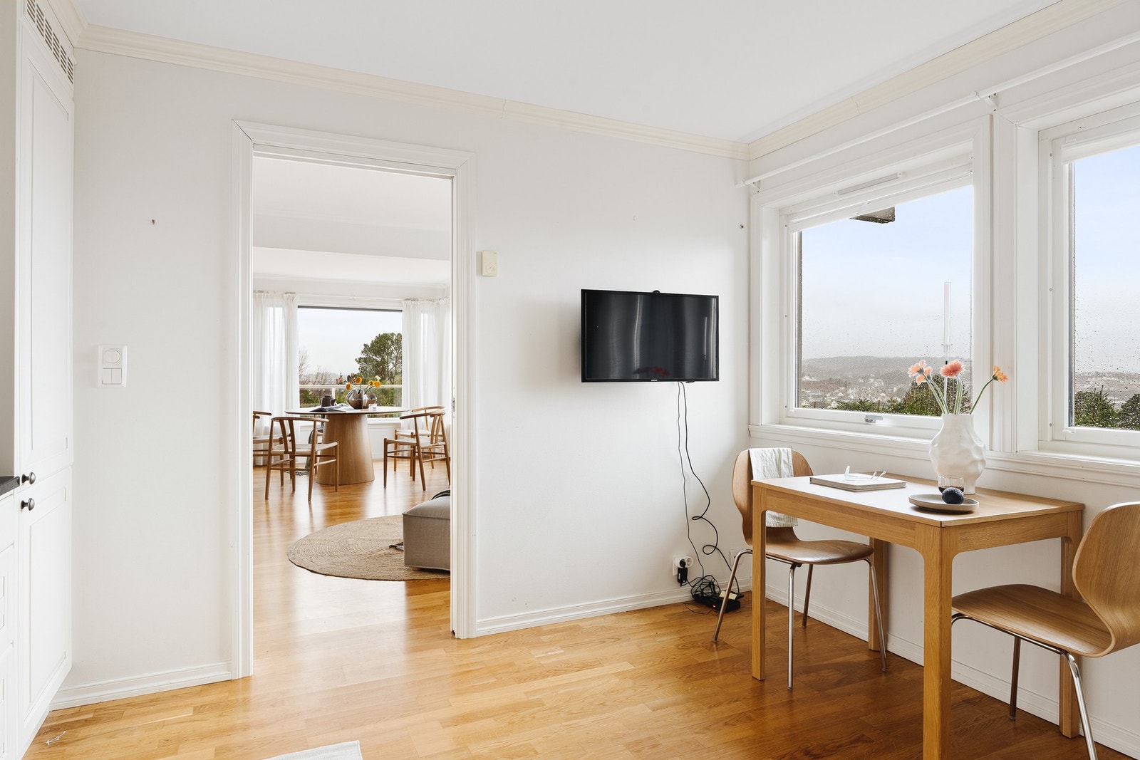 Her er det naturlig plass til et mindre frokostbord ved vinduet. Galleribilde