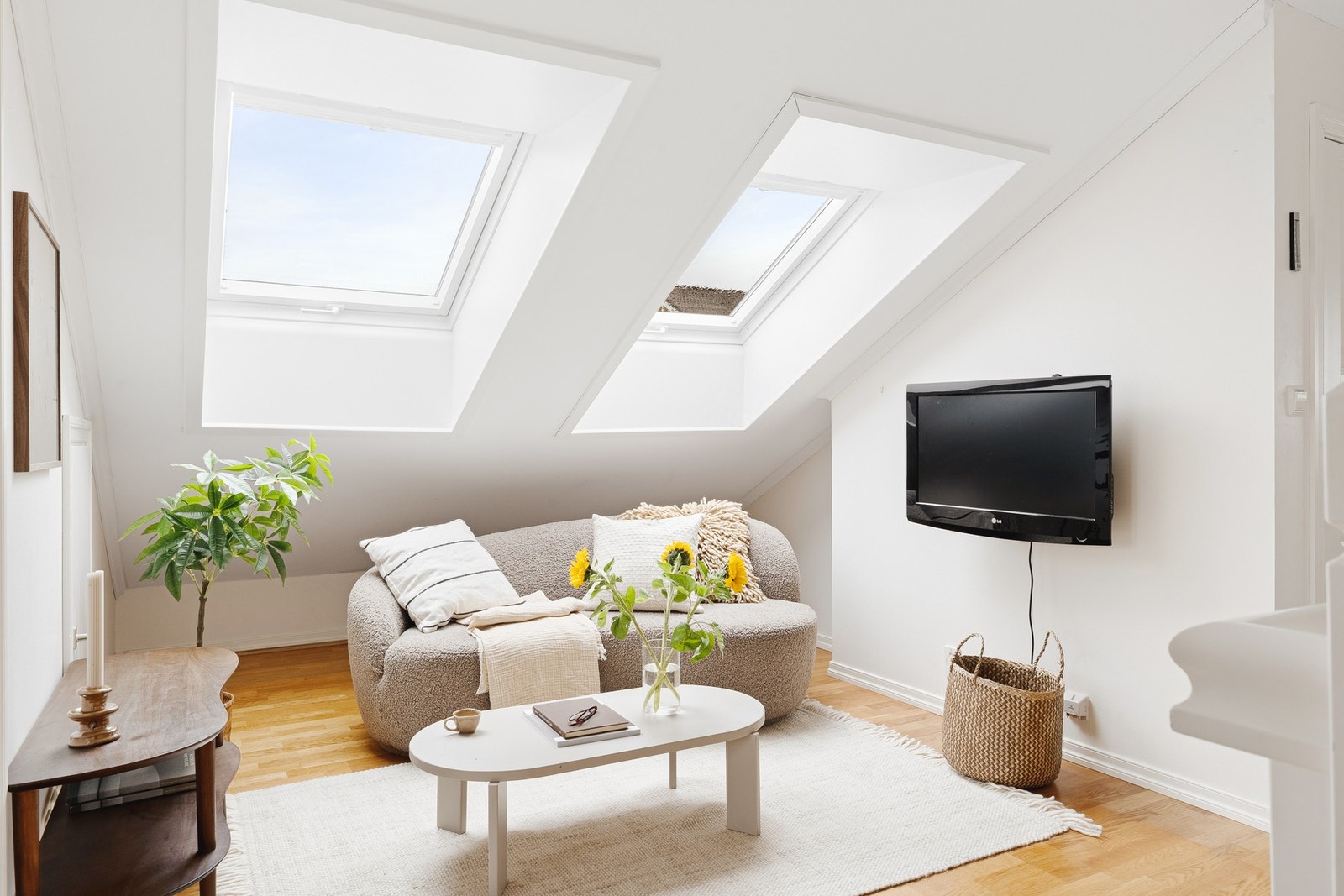 Rommet måler totalt 12,1 kvm, inkludert trappen. Loftstuen fungerer perfekt som en egen oppholdsone hvor de yngre kan få sitt eget lille fristed. Galleribilde