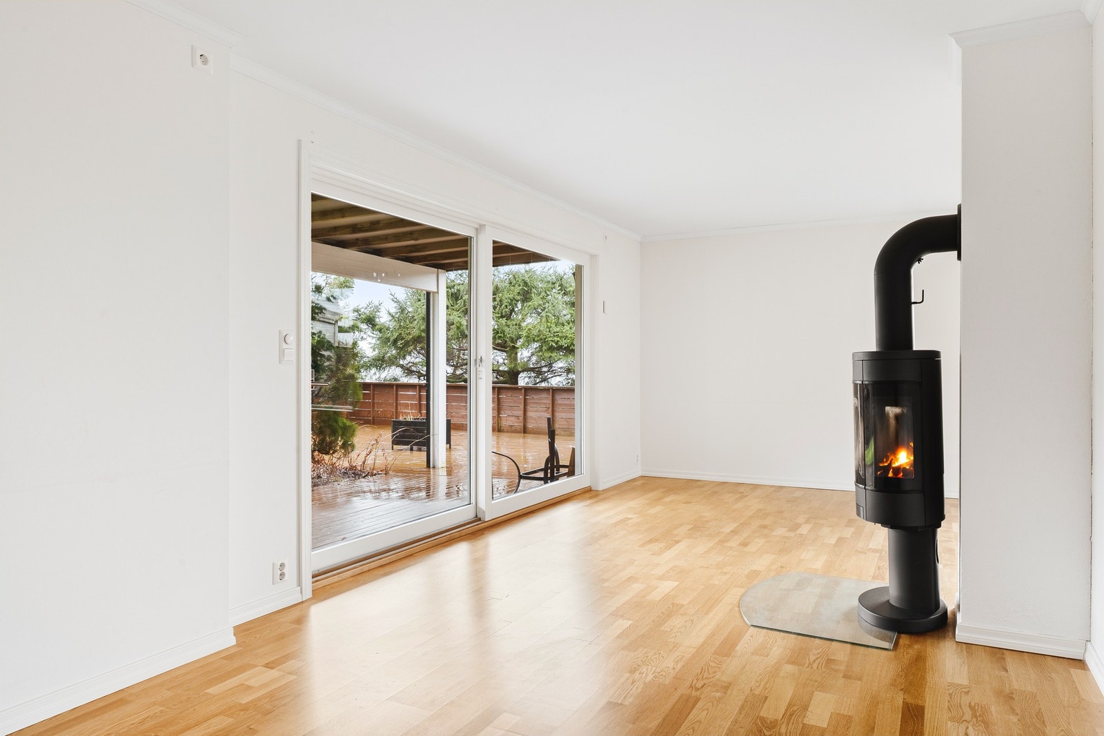 Fra stuen er det direkte utgang til hage og uteområde med et romslig terrassedekke. Galleribilde