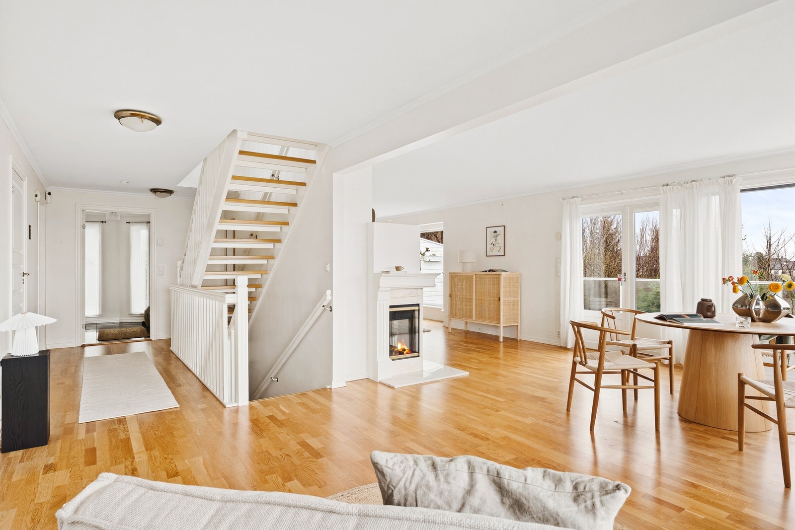 Videre kommer man til stuen i hovedetasjen, som måler hele 49,9 kvm. Galleribilde