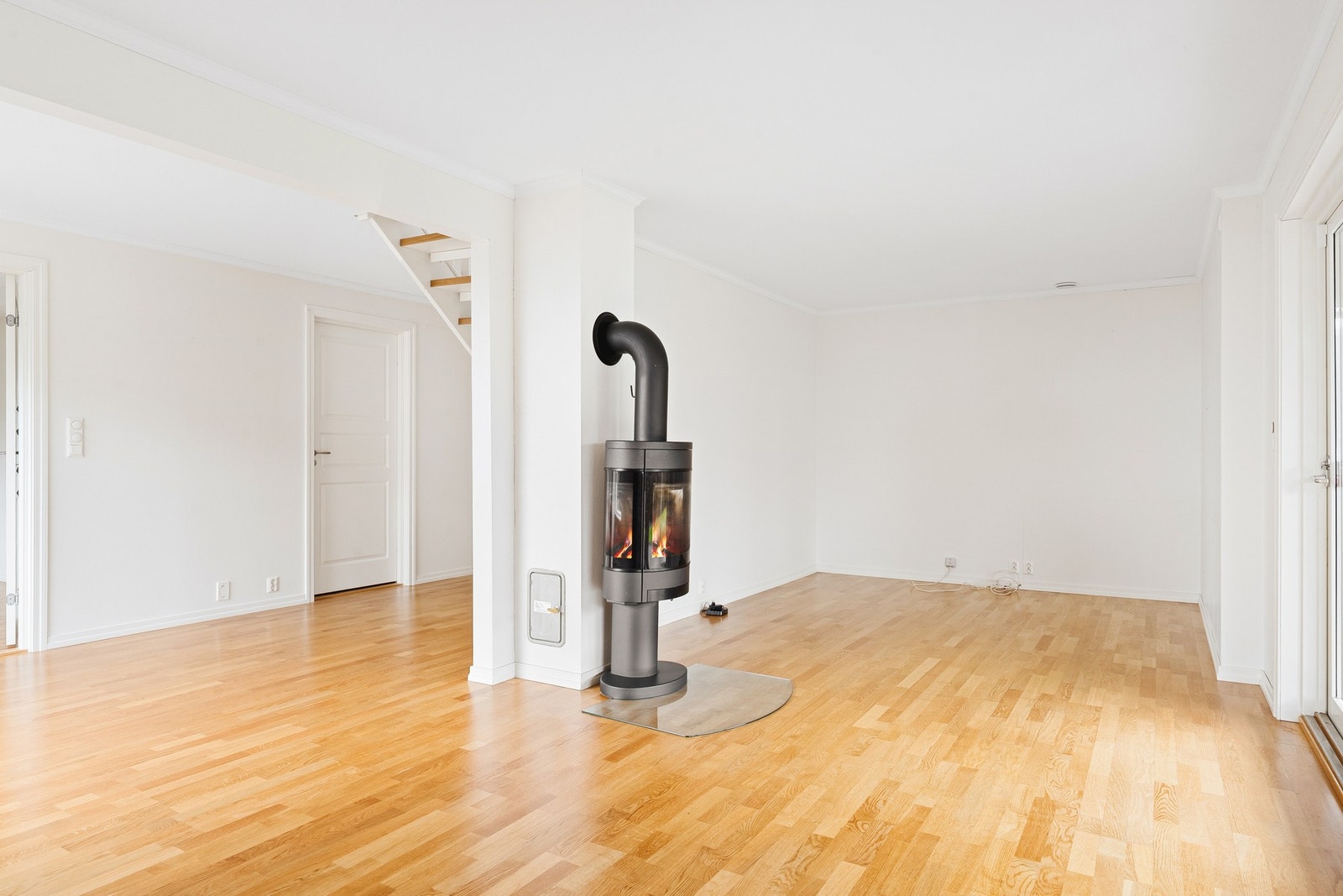 Vedovnen bidrar til både god oppvarming og en hyggelig, lun stemning i rommet. Galleribilde