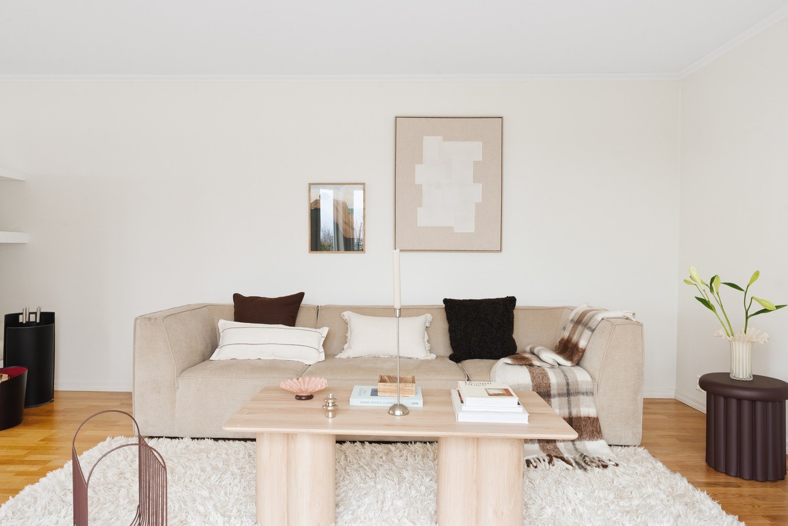 Boligen har gjennomgående eikeparkett på gulv og malt platekledning på vegger og i tak i alle etasjer, med unntak av entré, bad og vaskerom. Galleribilde