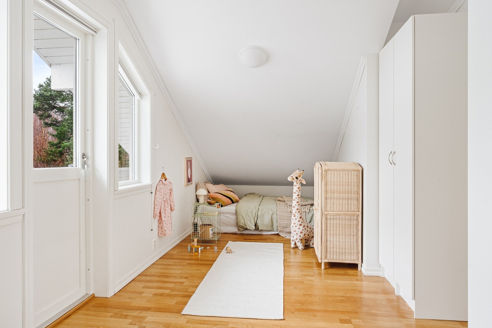 Et lyst og fleksibelt rom, egner seg godt som hobbyrom, lekerom eller gjesterom. Galleribilde