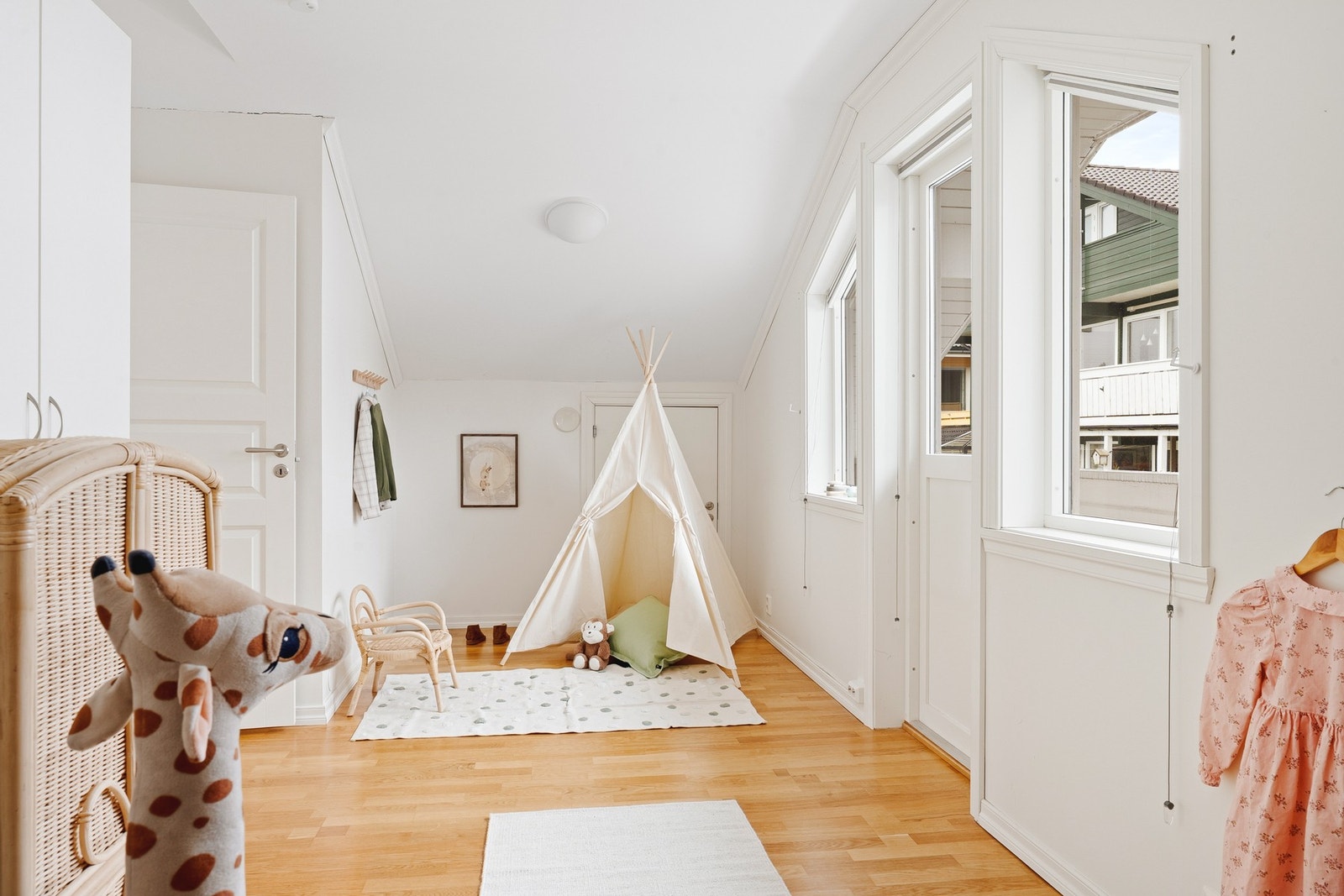 Det har også utgang til en egen altan på 4 kvm. Galleribilde