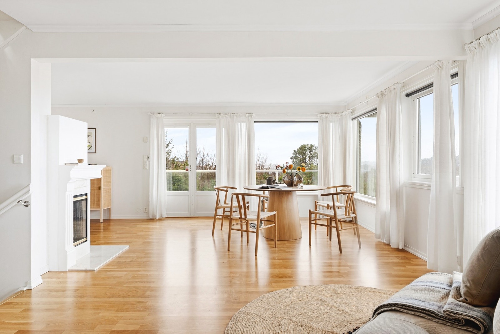 De store vindusflatene sørger for rikelig med naturlig lys. Galleribilde