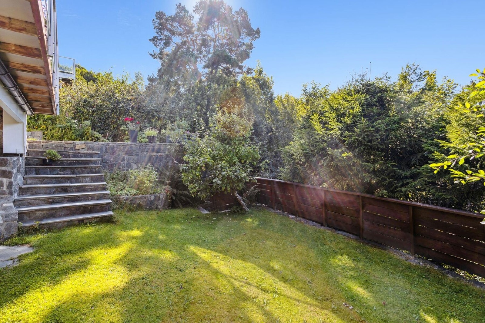 Eiendommen har en lun og skjermet hage med plass til lek og avslapning. Galleribilde