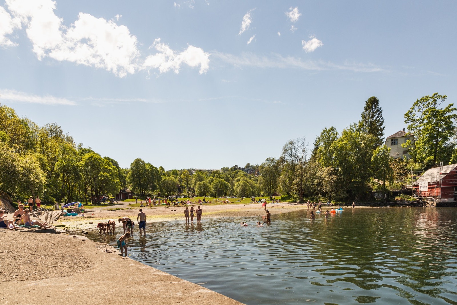 Her er det en barnevennlig badeplass med stor gressplen, sandstrand og gode fasiliteter, inkludert tilrettelagt adkomst med handicaprampe. Galleribilde