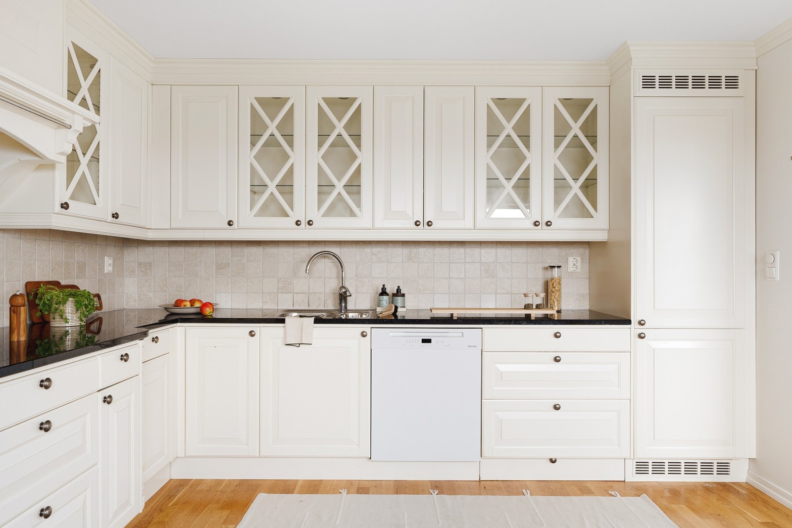 Kjøkkenet er utstyrt med integrerte hvitevarer som stekeovn, mikrobølgeovn, platetopp med induksjon, ventilator i hette samt kjøle- og fryseskap. Det er også opplegg for oppvaskmaskin. Galleribilde