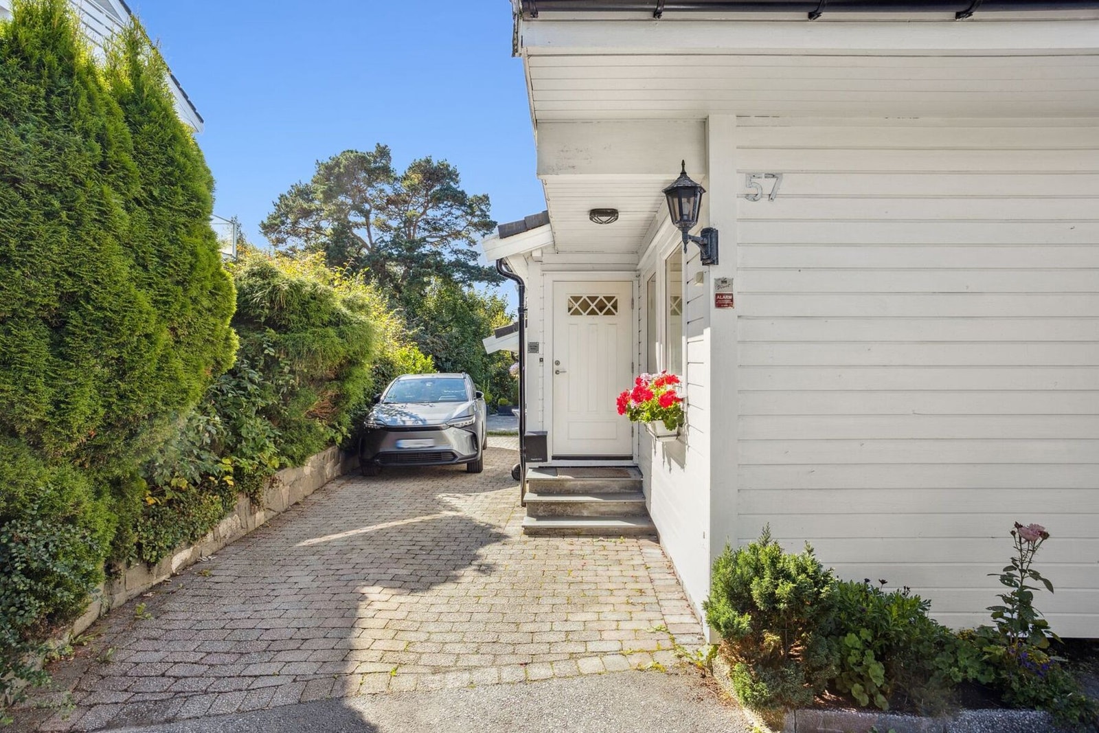 Parkering på egen tomt. Galleribilde