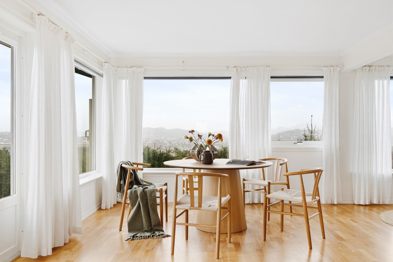 I tilknytning til stuen ligger en egen spisestue med god plass til spisebord og tilhørende møblement. Galleribilde