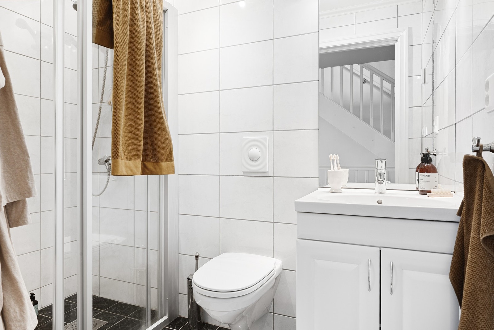 Fra mellomgangen er det adkomst til et bad på ca. 3 kvm. Badet har keramiske fliser på gulv og vegger, samt vannbåren varme i gulvet. Galleribilde