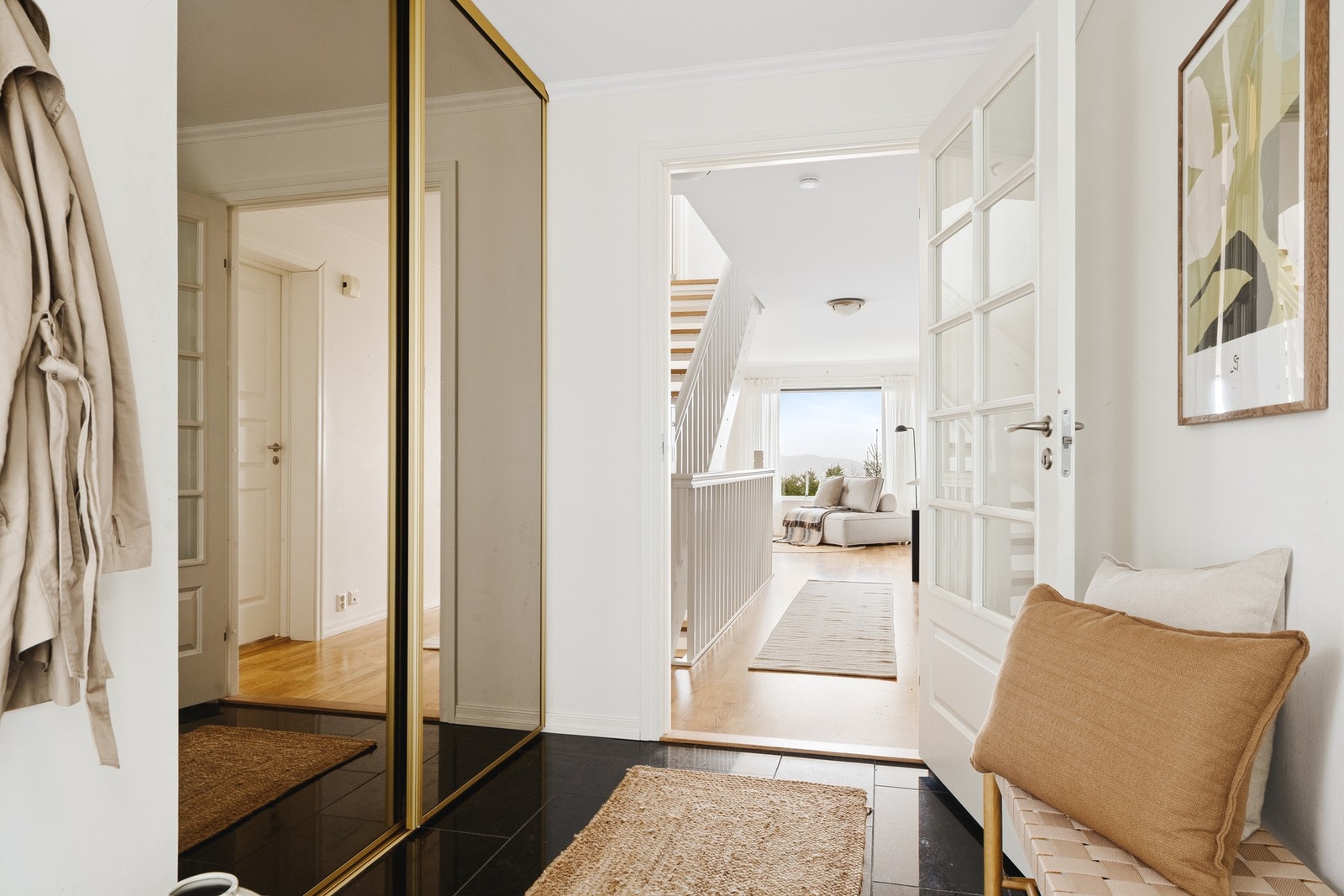 Det er granittfliser på gulv og malt platekledning på vegger og i tak. Galleribilde