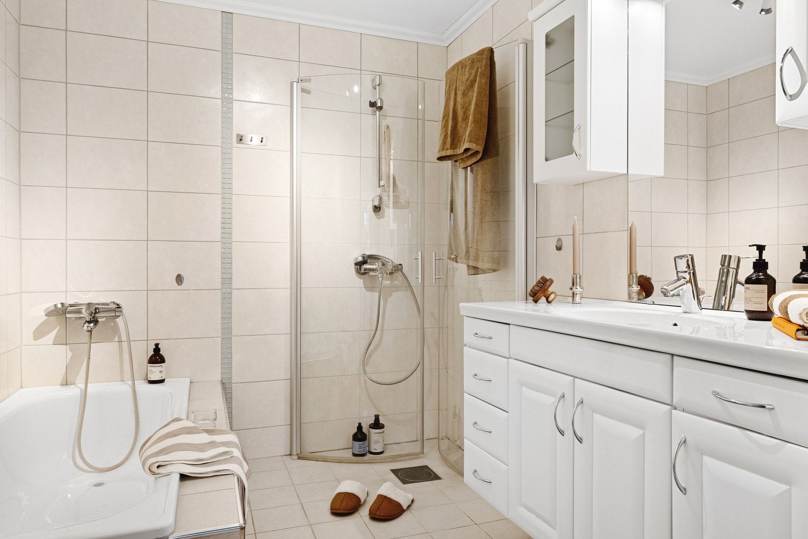 Det har keramiske fliser på gulv og vegger samt malt platekledning i tak. Galleribilde