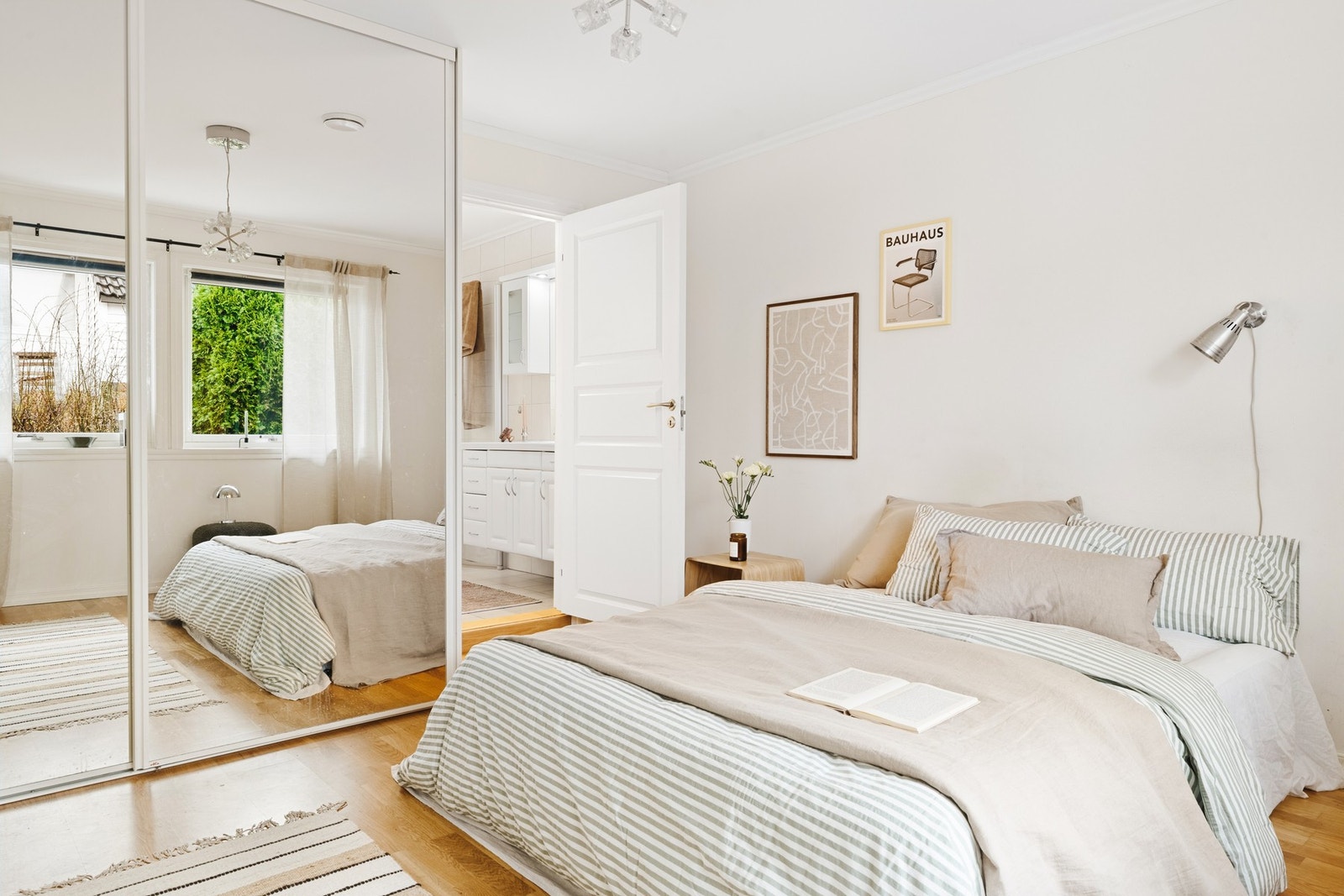 Soverommet har også tilgang til eget bad på 5 kvm. Galleribilde