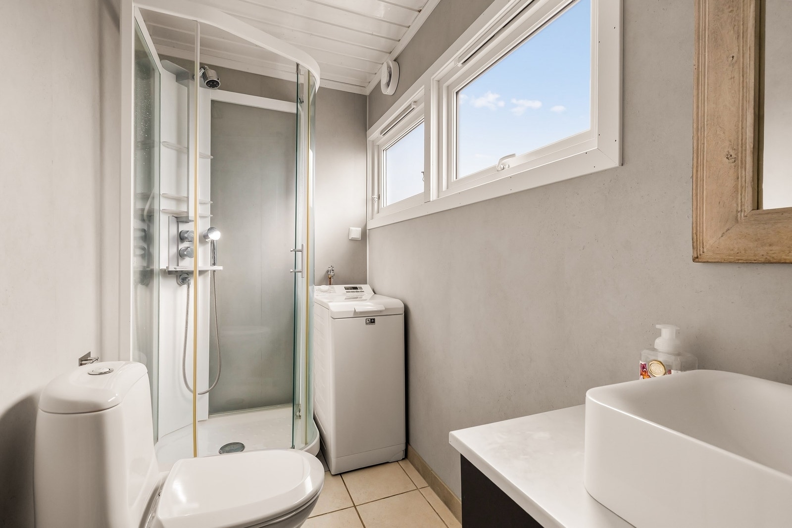 Pent bad med flislagt gulv og varmekabler. Vegger med våtromsplater og tak med malt trepanel. Badet ble modernisert og oppgradert med nye våtromsplater i 2024. Galleribilde