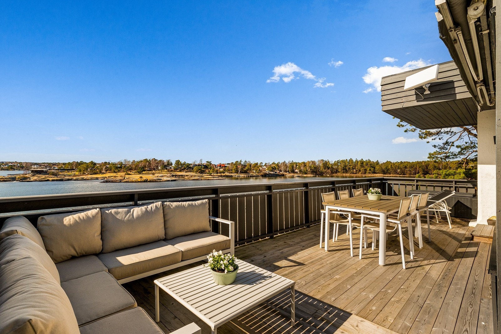 Hyttas terrasse vender mot sjøen og har et areal på ca. 34 kvm. Med sol fra morgen til kveld ligger alt til rette for at både lange sommerdager og sene kvelder kan nytes til det fulle. Galleribilde
