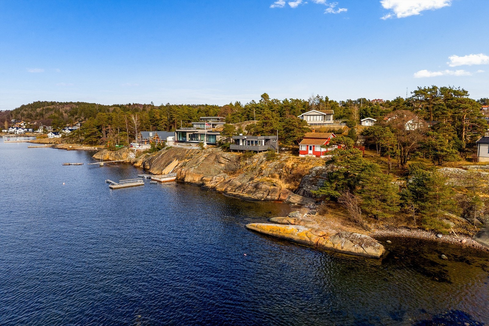 I nærområdet finnes nydelige friområder med blankpolerte svaberg og sandstrand - ypperlig for både lek, bading og krabbefiske. Galleribilde