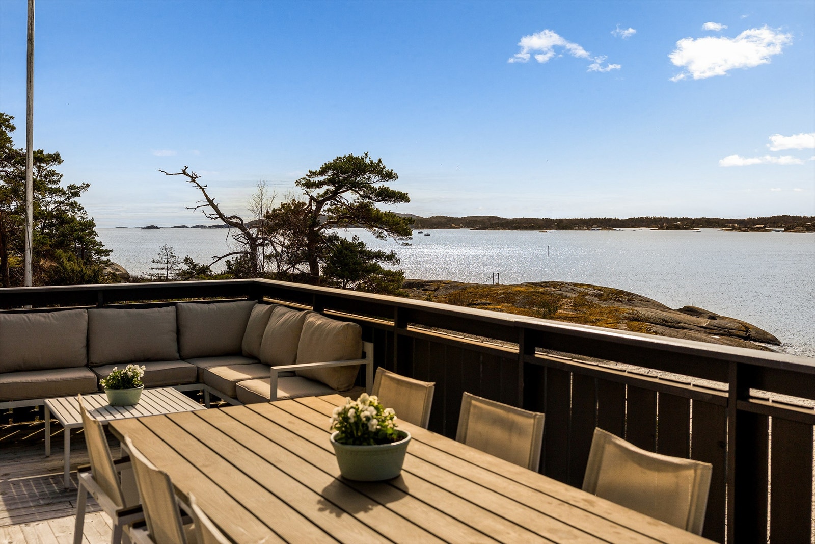 Terrassen har rikelig med plass til både stort langbord og egen sittegruppe. Her er det god plass til hele familien på en varm sommerdag. Galleribilde