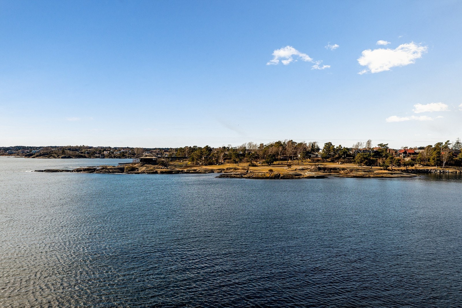 Fra eiendommen får du nydelig utsikt mot sjøen og vest, samt rikelig med sol. Galleribilde