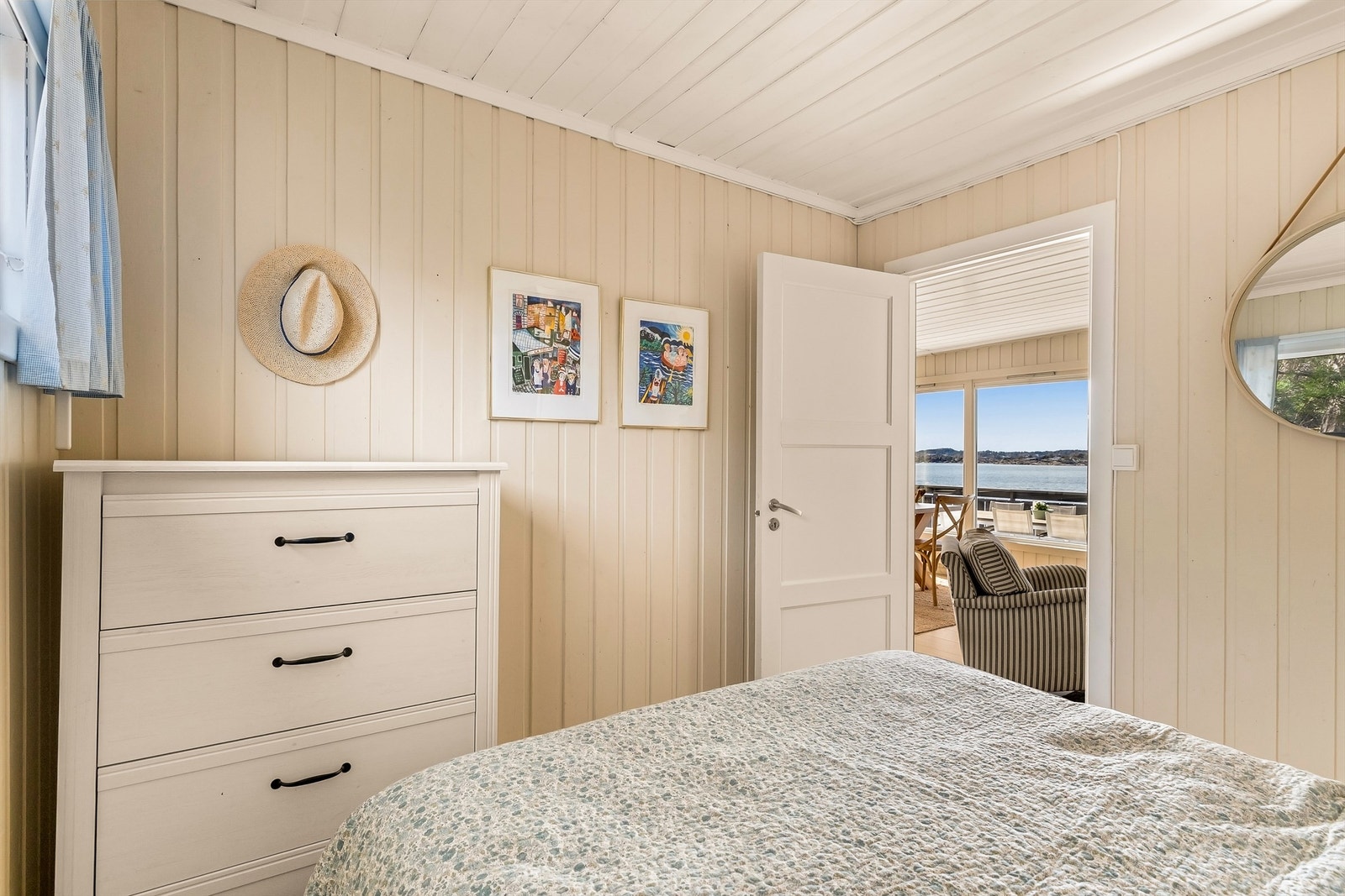 Hovedsoverommet er preget av et sommerlig og lyst fargevalg. Galleribilde