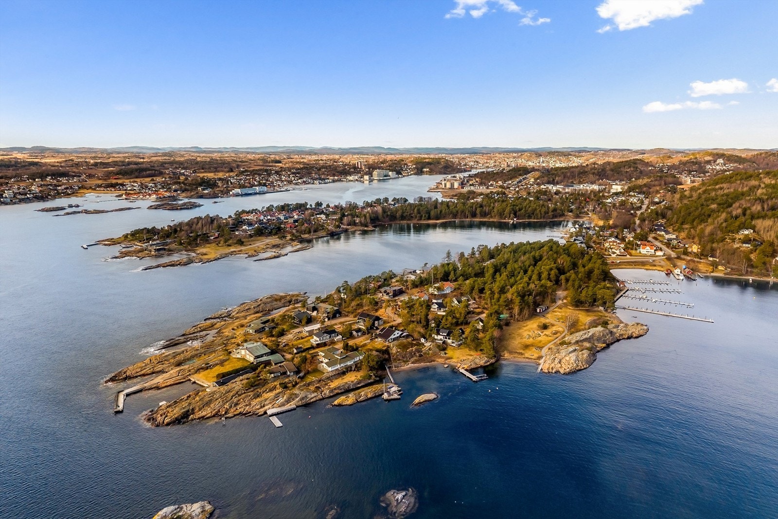 I nærområdet ligger også MIX storkiosk med lange åpningstider og søndagsåpent. Videre er det ikke lange veien til flere matbutikker. Sandefjord sentrum ligger kun 12 minutter unna med bil. Galleribilde