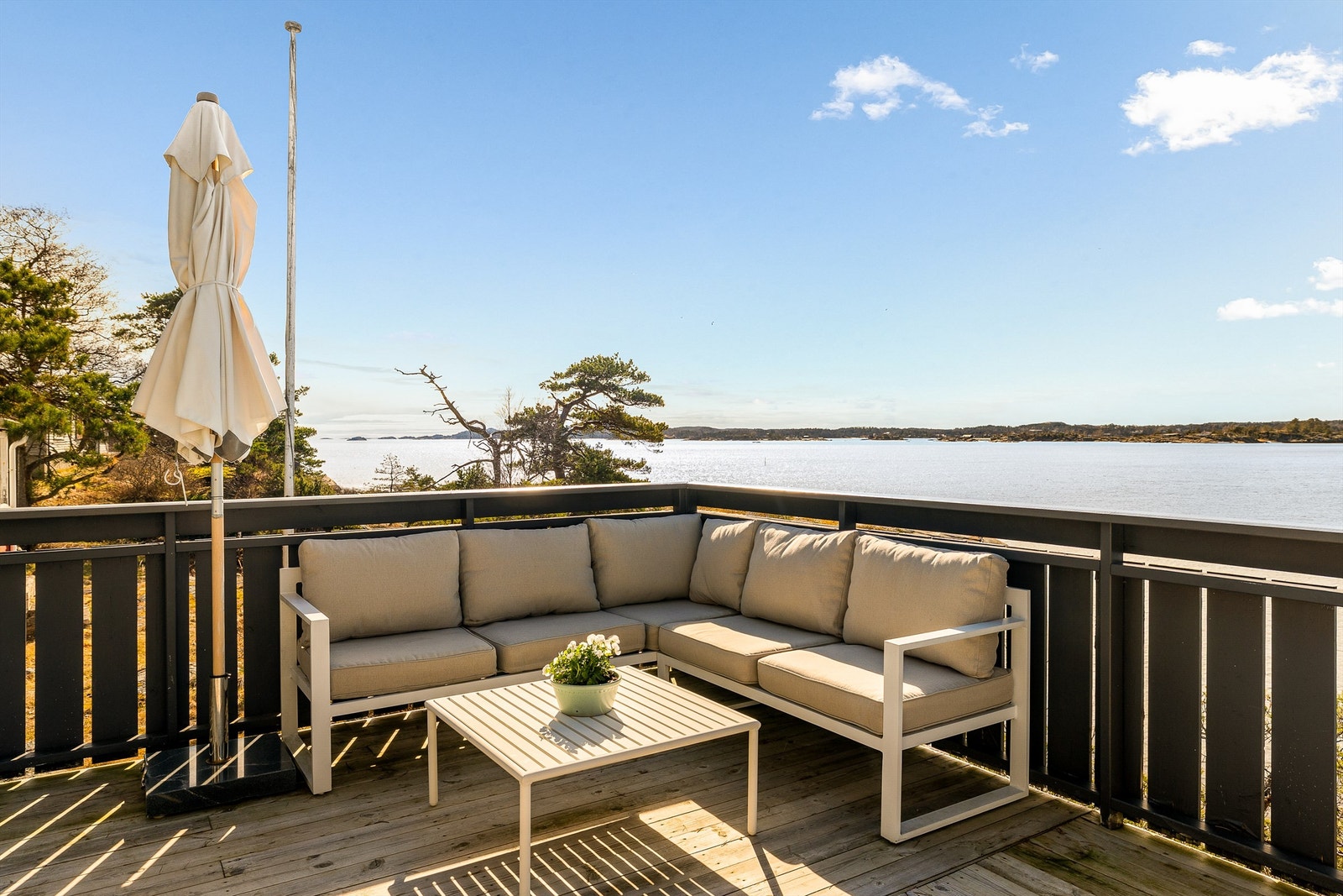 Her kan du nyte late sommerdager med Sandefjordsfjorden som nærmeste nabo, bare noen få meter fra vannkanten. Galleribilde