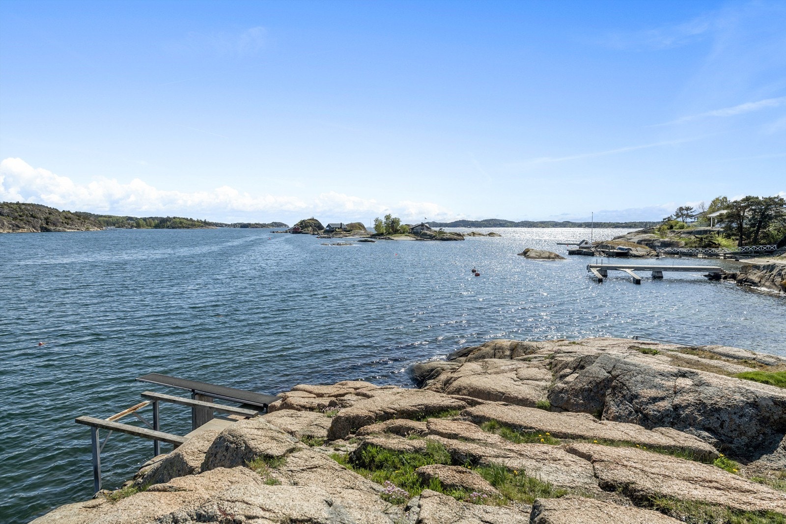 Tangen er velkjent for sine flotte sandstrender, gressletter, stupebrett og svaberg. Galleribilde